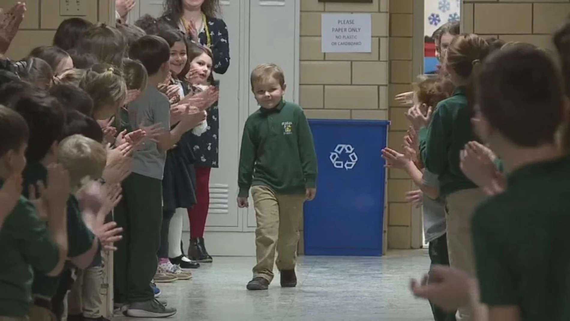 Niño que venció al cáncer es recibido como un héroe en su colegio