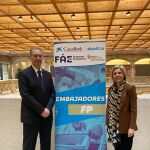 La directora territorial de CaixaBank, Belén Martín, y el presidente de FAE, Miguel Ángel Benavente, renuevan el convenio