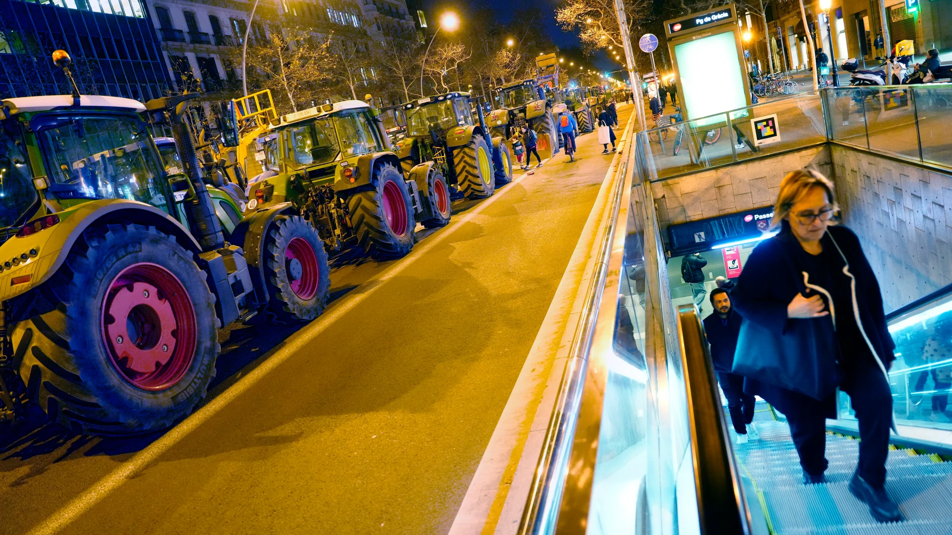GRAFCAT9492. BARCELONA, 07/02/2024.- Centenares de tractores han tomado el centro de Barcelona durante la marcha agrícola formada por tractores que ha partido de diversos puntos de Cataluña, en una protesta en la que las organizaciones agrarias denuncian el exceso de burocracia, el coste del gasóleo, de los fertilizantes y exigen soluciones urgentes a las administraciones públicas. EFE/Enric Fontcuberta