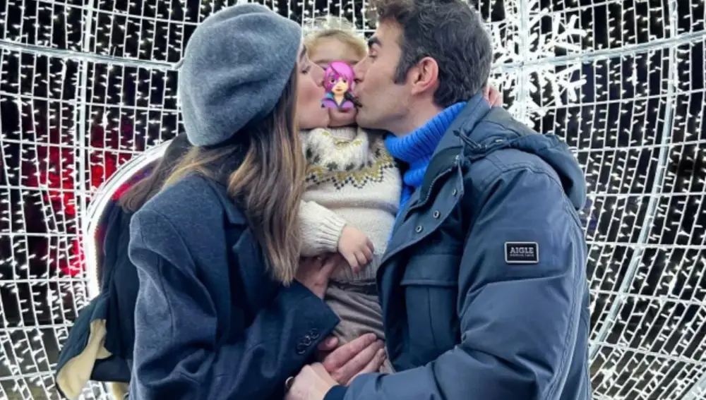 Daniel Muriel y Candela Serrat junto a su hija Mérida