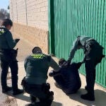 La Guardia Civil atiende a la víctima después de liberarlo
