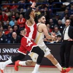 Campazzo penetra ante la defensa de Napier