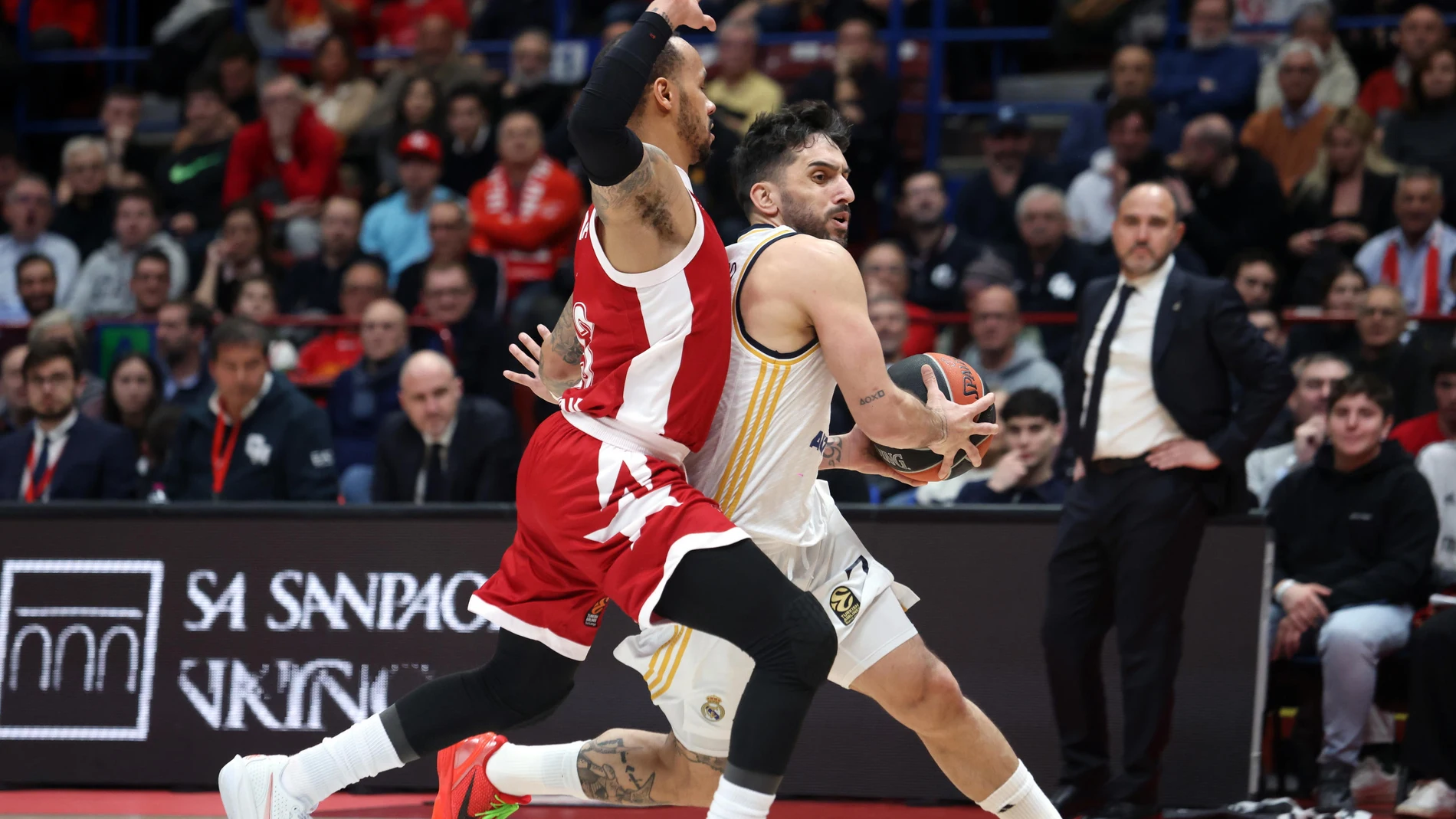 Campazzo penetra ante la defensa de Napier