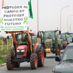 Cortada la carretera SE-3205 de acceso al polígono La Isla de Dos Hermanas (Sevilla) por un piquete de agricultores