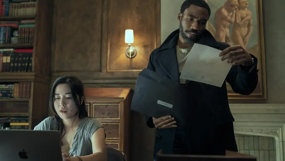 Maya Erskine y Donald Glover en la serie "Sr. y Sra. Smith"