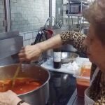 Una de las abuelas cocina en el restaurante Enoteca María 