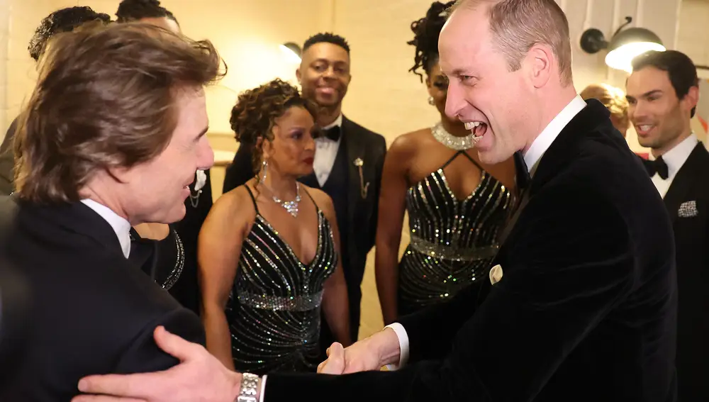 El Príncipe William saluda a Tom Cruise en una gala benéfica