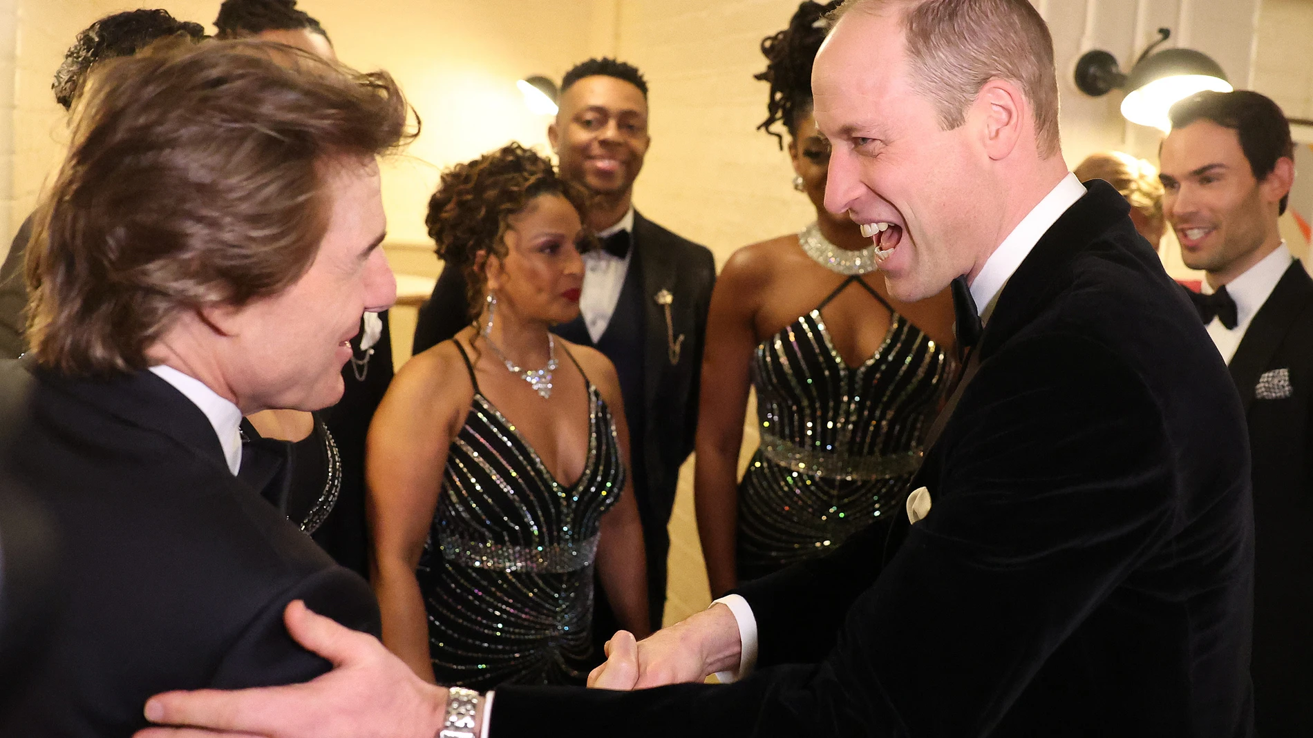 El Príncipe William saluda a Tom Cruise en una gala benéfica