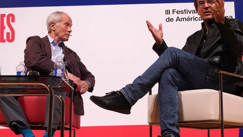 Richard Ford y Juan Gabriel Vásquez durante el coloquio celebrado con motivo de la inauguración del festival literario de Fundación Unicaja