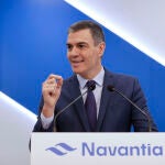El presidente del Gobierno, Pedro Sánchez da un discurso durante su visita este miércoles al astillero de Navantia en Ferrol. 