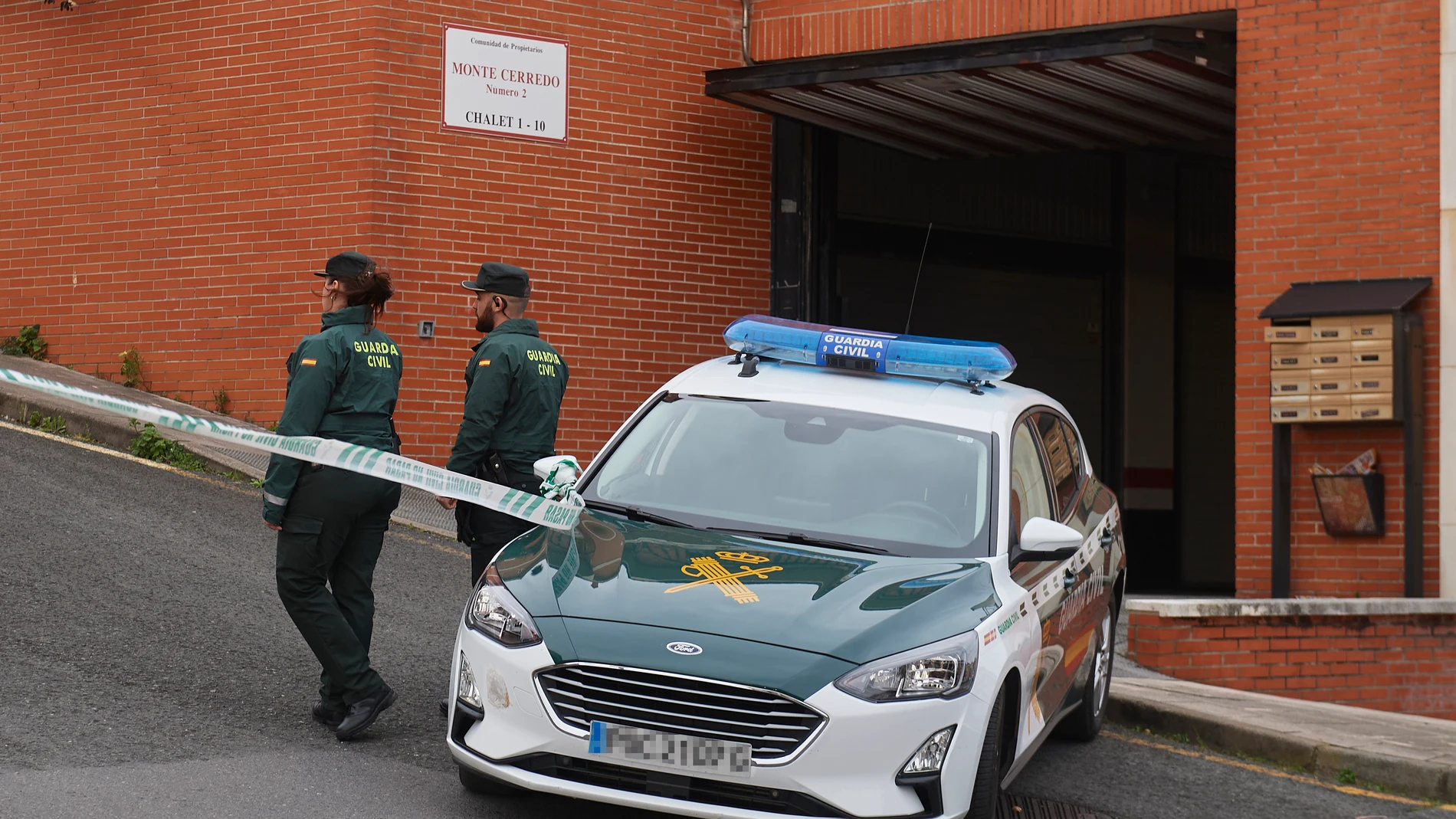 Un coche de la Guardia Civil frente a la casa donde han hallado el cuerpo sin vida de una mujer, a 8 de febrero de 2024, en Castro Urdiales, Cantabria (España). La Guardia Civil ha detenido en la madrugada de hoy a los dos hijos menores de edad de la mujer que apareció muerta y amordazada en Castro Urdiales. El cuerpo de la mujer apareció sin vida y con signos compatibles a un homicidio, amordazada en el interior de un coche de la calle Monte Cerredo, ayer 7 de febrero por la noche. Ambos men...