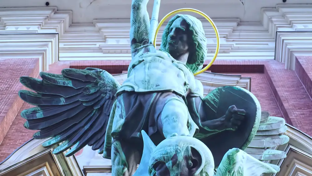 Escultura del Arcángel Miguel luchando contra Satanás en la Iglesia de San Miguel en Hamburgo, Alemania