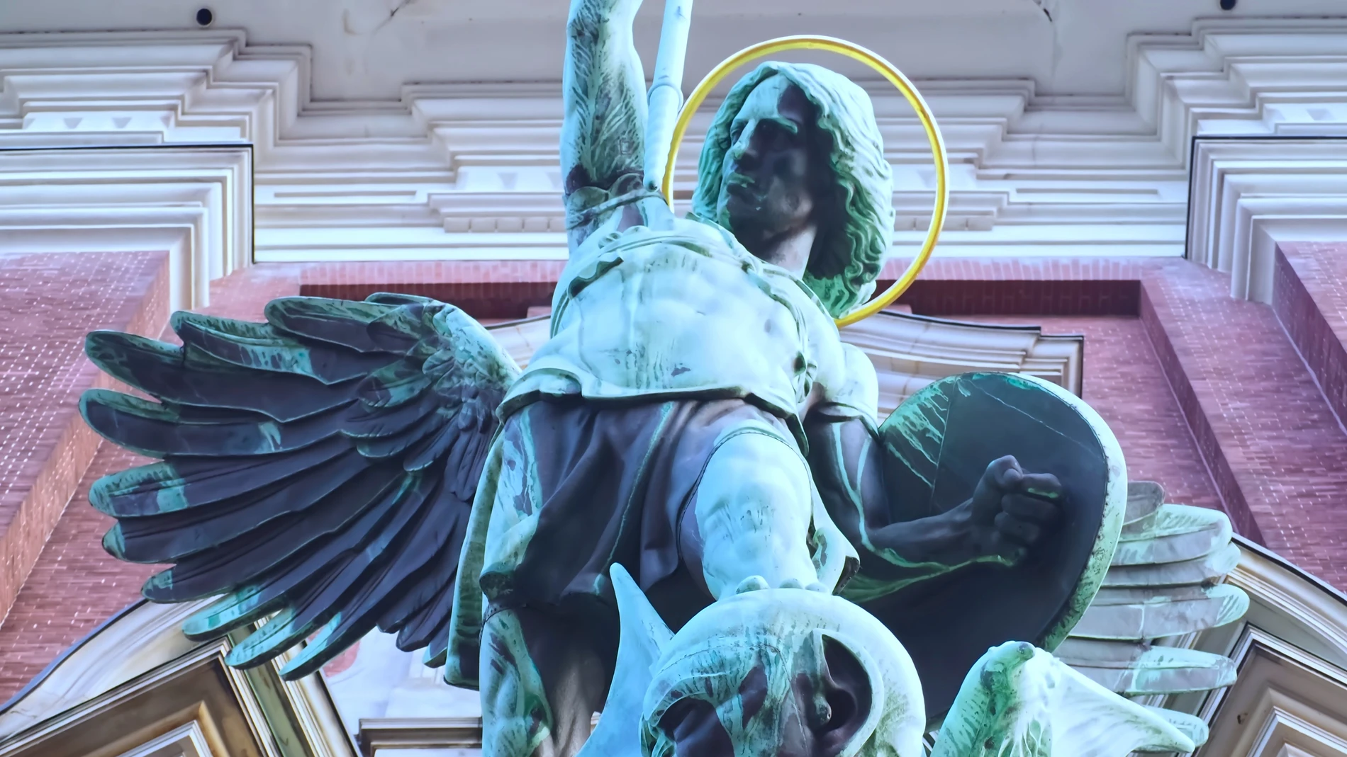 Escultura del Arcángel Miguel luchando contra Satanás en la Iglesia de San Miguel en Hamburgo, Alemania