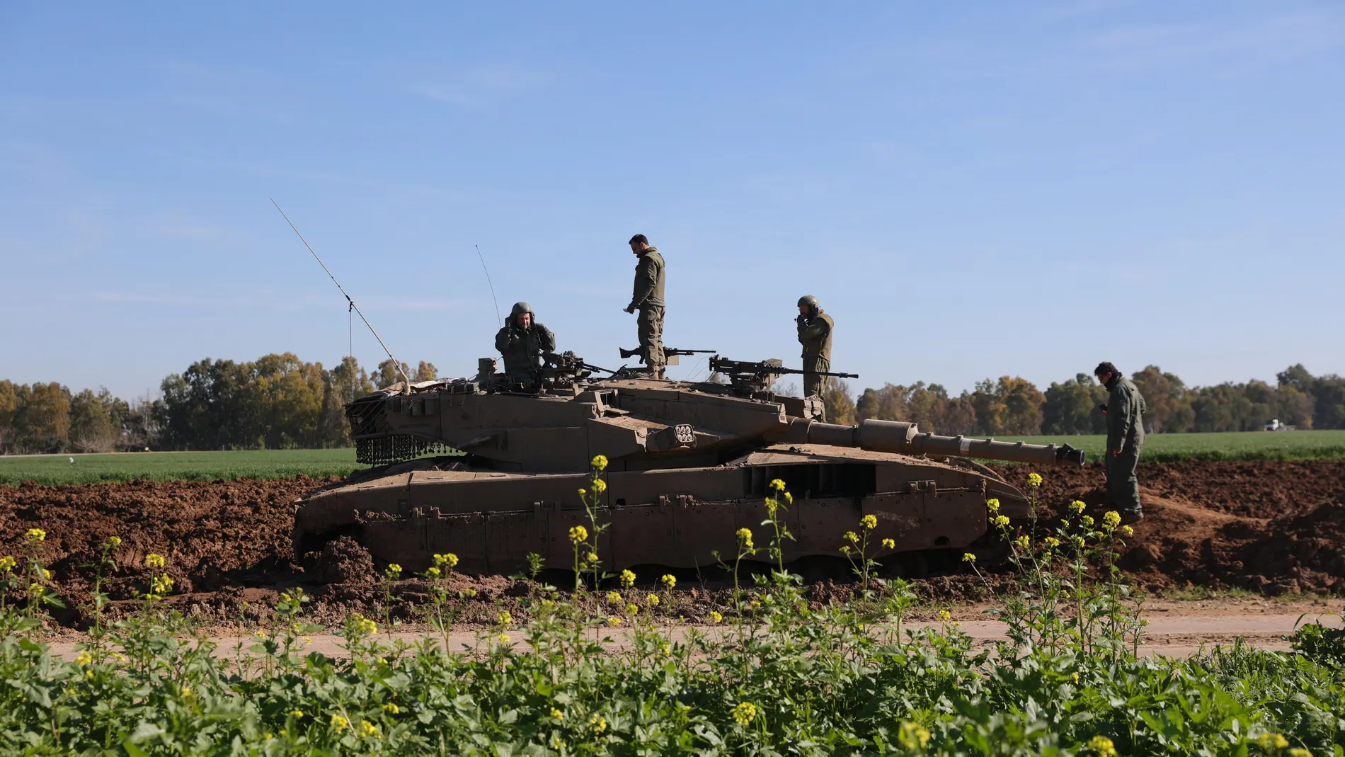 Undisclosed (Israel), 08/02/2024.- Israeli soldiers sit atop their tank near the Israeli border with Gaza Strip, at an undisclosed location in southern Israel, 08 February 2024. More than 27,500 Palestinians and over 1,300 Israelis have been killed, according to the Palestinian Health Ministry and the Israel Defense Forces (IDF), since Hamas militants launched an attack against Israel from the Gaza Strip on 07 October 2023, and the Israeli operations in Gaza and the West Bank which followed i...
