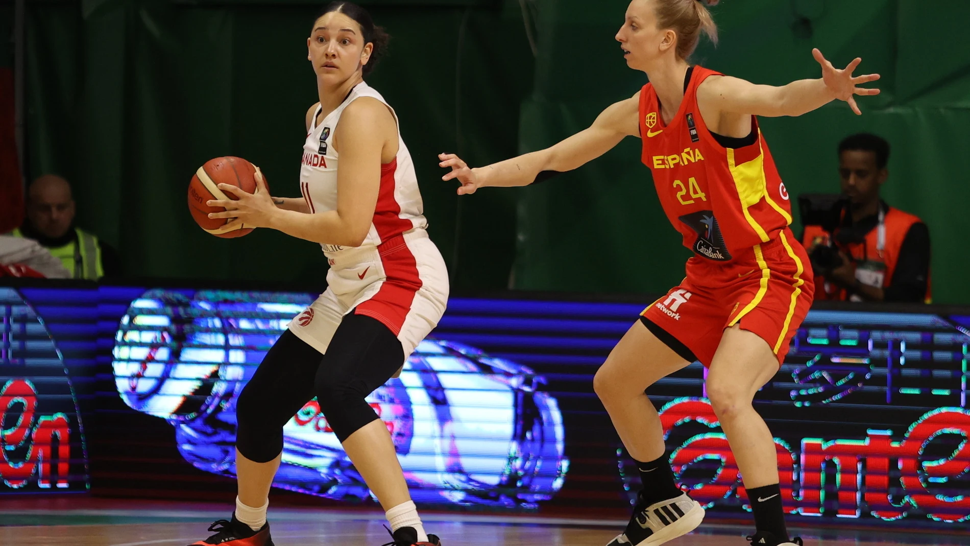 Laura Gil defiende a la canadiense Achonwa