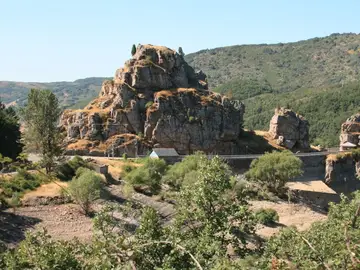 El castillo de los barrios de luna, en León El castillo de los barrios de luna, en León