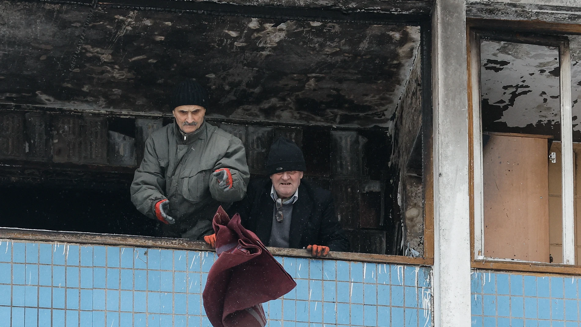 Kyiv (Ukraine), 09/02/2024.- Locals clean their flat from debris two days after a Russian missile strike in Kyiv, Ukraine, 09 February 2024, amid the Russian invasion. At least four people were killed and 38 others were injured after a Russian shelling hit the Ukrainian capital Kyiv on 07 February, the Kyiv City Military Administration said. (Rusia, Ucrania, Kiev) EFE/EPA/SERGEY DOLZHENKO