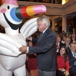 El expresidente del Gobierno, Felipe González, acompañado por la mascota de la EXPO´92 "Curro" durante un homenaje