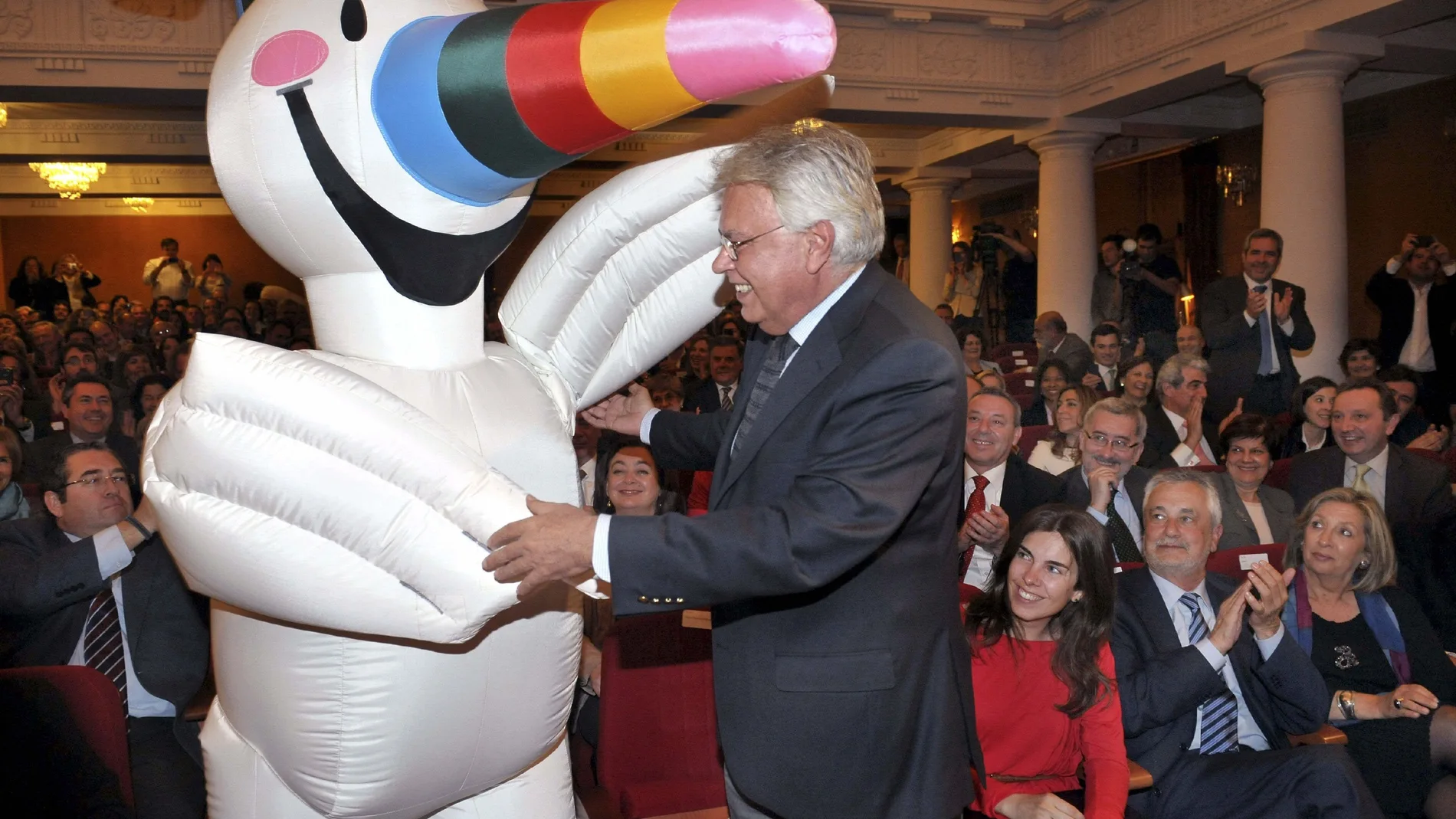 El expresidente del Gobierno, Felipe González, acompañado por la mascota de la EXPO´92 "Curro" durante un homenaje