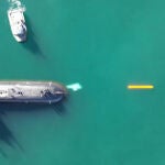 El vídeo a vista de pájaro que muestra al submarino S-81 Isaac Peral testando el disparo de torpedos.