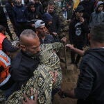 Operaciones de búsqueda tras el ataque aéreo israelí en Deir Al Balah, sur de Gaza