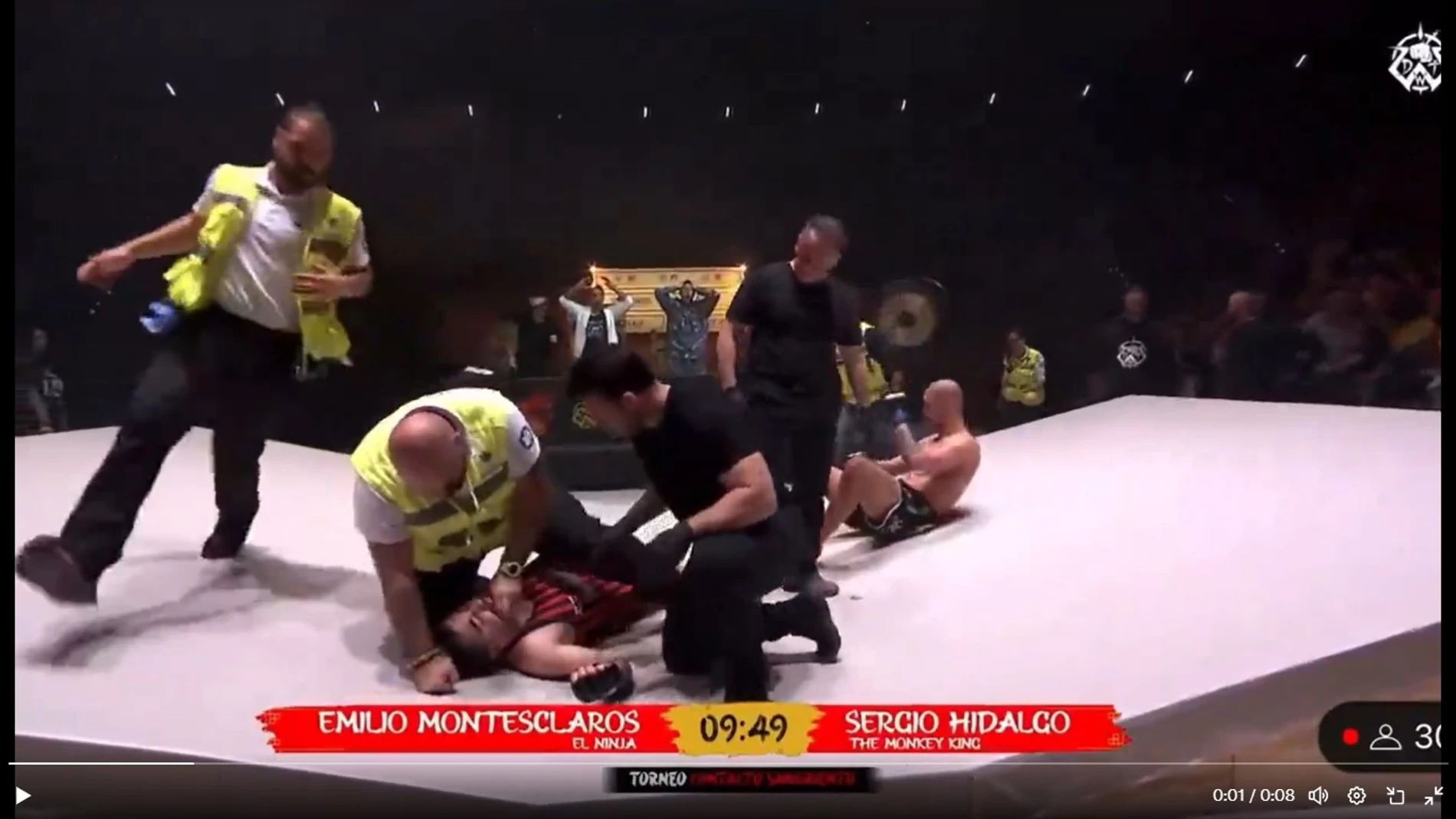 Sergio Hidalgo, uno de los que peleaba, inconsciente en el suelo por el combate de Jordi Wild