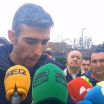 Los agricultores Juan Adalia y María Pérez leen el comunicado