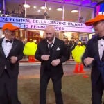 John Travolta bailando 'Los Pajaritos' junto a Fiorello y Amadeus