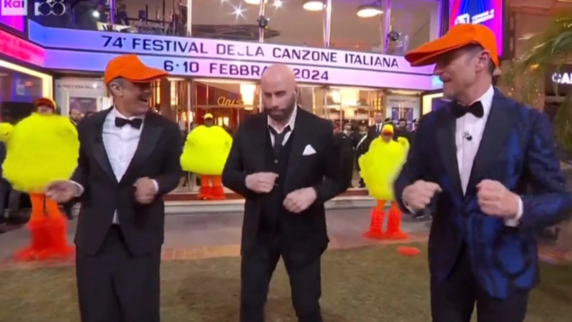 John Travolta bailando 'Los Pajaritos' junto a Fiorello y Amadeus