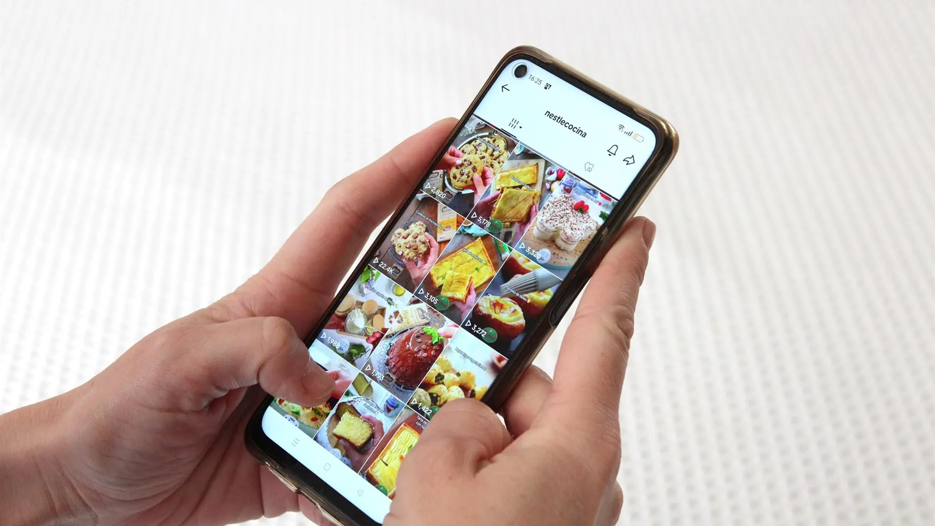 El 44% de jóvenes españoles aprende a cocinar en redes sociales, según Observatorio Nestlé