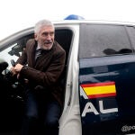  El ministro del Interior, Fernando Grande-Marlaska, sale de uno de los nuevos vehículos que ha presentado la Policía Nacional este viernes en Algeciras 