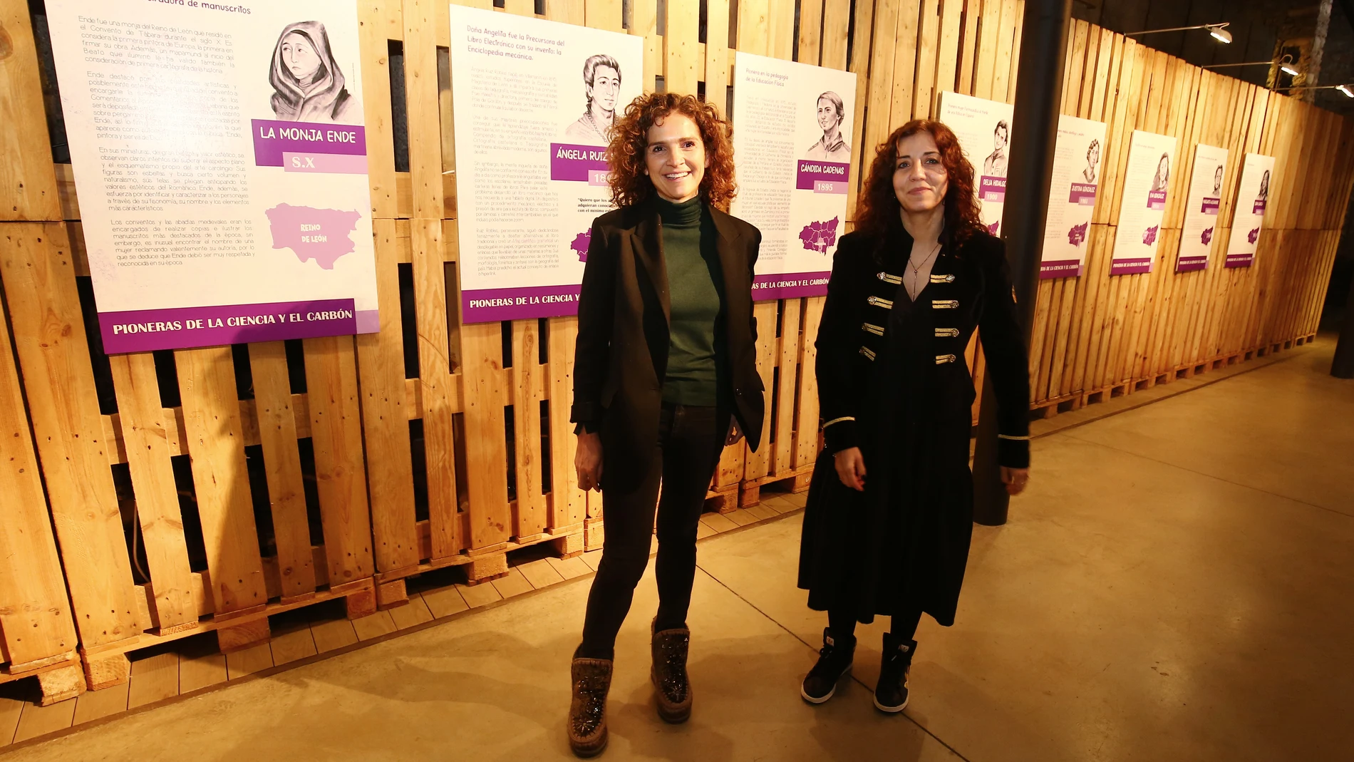 La directora de La Fábrica de Luz. Museo de la Energía, Concepción Fernández (I), junto a la técnico Noemí Martínez (D), durante la presentación de la exposición 'Pioneras de la ciencia y el carbón'