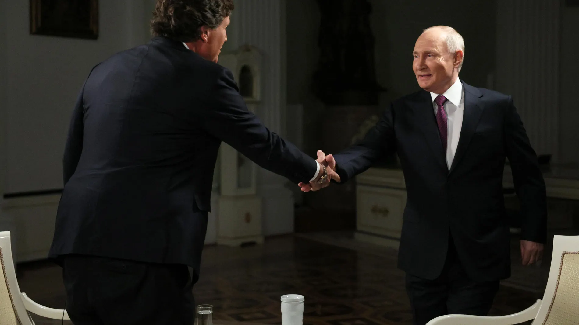Moscow (Russian Federation), 08/02/2024.- Russian President Vladimir Putin (R) shakes hands with US journalist Tucker Carlson prior to an interview at the Kremlin in Moscow, Russia, 09 February 2024. (Rusia, Moscú) EFE/EPA/GAVRIIL GRIGOROV/SPUTNIK/KREMLIN POOL MANDATORY CREDIT