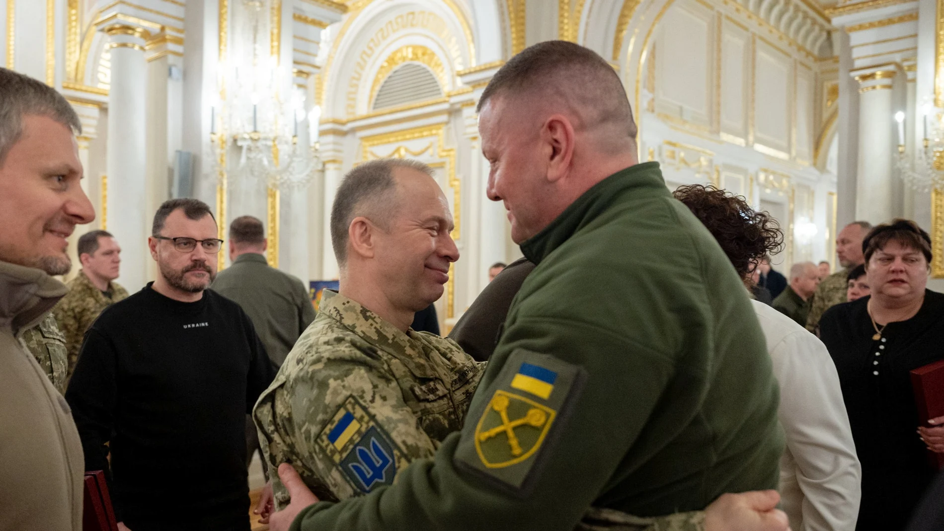 El jefe del Ejército ucraniano, Oleksandr Syrskyi, abraza a su antecesor
