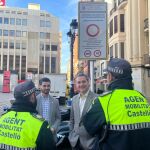 Cristian Ramírez (izq) conversa con dos agentes de Movilidad de Castellón 