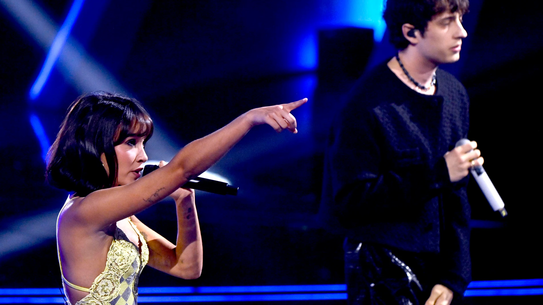 Sanremo (Italy), 09/02/2024.- Italian singer Sangiovanni (R) and Spanish singer Aitana perform on stage at the Ariston theatre during the 74th Sanremo Italian Song Festival, in Sanremo, Italy, 09 February 2024. The music festival runs from 06 to 10 February 2024. (Italia) EFE/EPA/RICCARDO ANTIMIANI