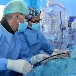 Cardiólogos del Hospital Clínico San Carlos implantan un marcapasos sin cables de última generación