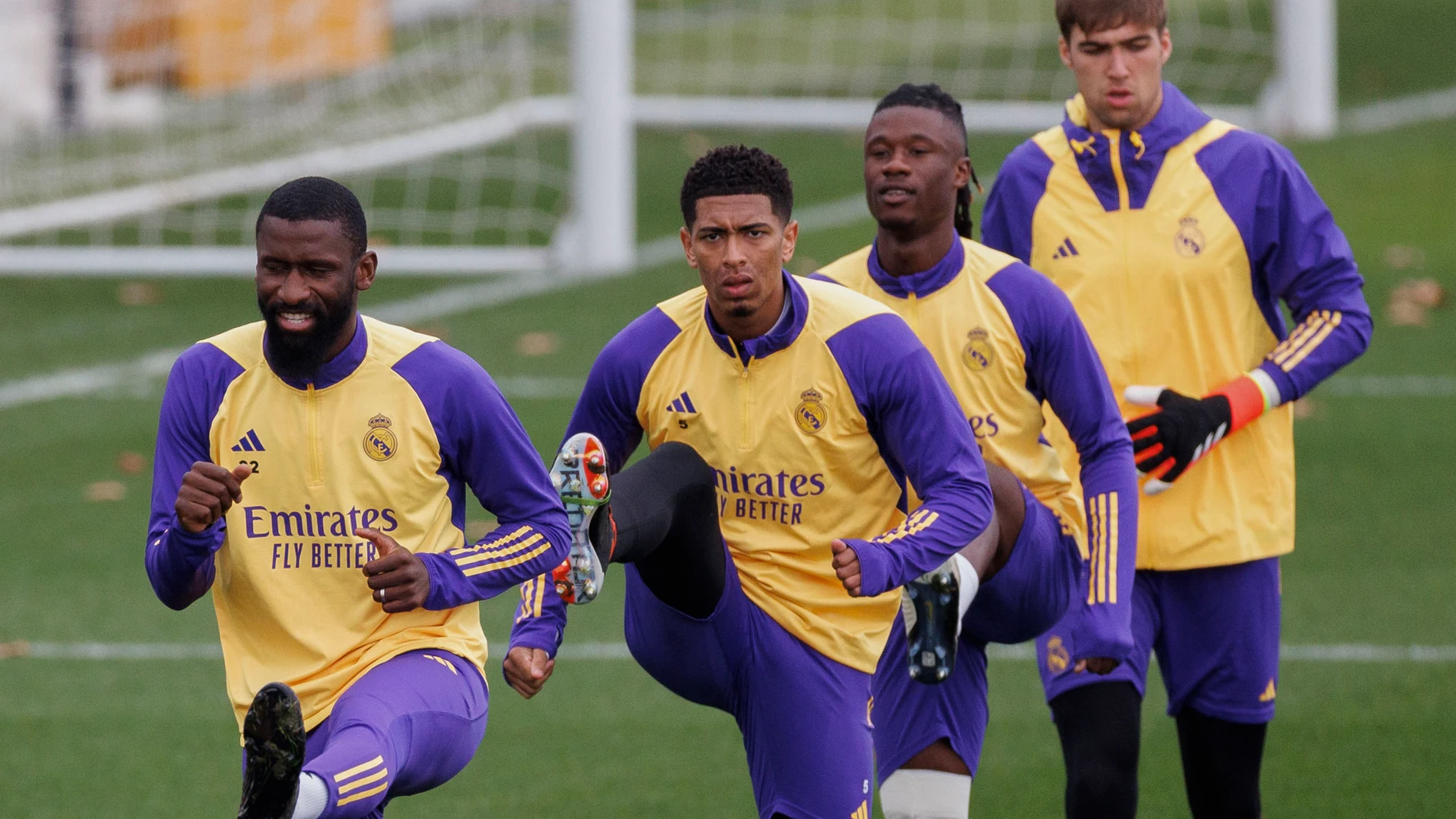 MADRID, 09/02/2024.- (De izq a der) Los futbolistas del Real MAdrid Antonio Rüdiger, Jude Bellingham, Eduardo Camavinga y el portero Andriy Lunin participan en un entrenamiento del equipo en la ciudad deportiva del club en Valdebebas este viernes, en la víspera de su partido de LaLiga contra el Girona. EFE/Sergio Pérez