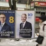 Fotografía de carteles electorales de los dos candidatos que disputan la segunda vuelta de las elecciones presidenciales este martes, en una calle de Helsinki. Los votantes finlandeses deberán elegir en las elecciones del domingo a su próximo jefe de Estado, conscientes de que el presidente tendrá que afrontar tiempos convulsos por las crecientes tensiones con la vecina Rusia tras la entrada de Finlandia en la OTAN. 