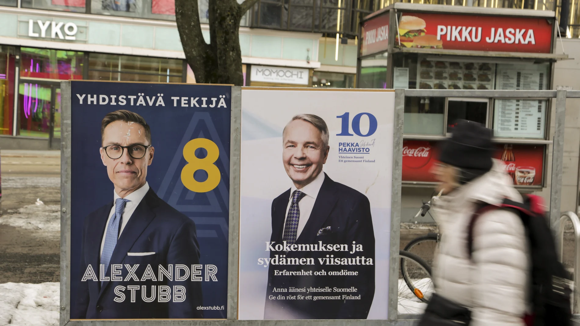 Fotografía de carteles electorales de los dos candidatos que disputan la segunda vuelta de las elecciones presidenciales este martes, en una calle de Helsinki. Los votantes finlandeses deberán elegir en las elecciones del domingo a su próximo jefe de Estado, conscientes de que el presidente tendrá que afrontar tiempos convulsos por las crecientes tensiones con la vecina Rusia tras la entrada de Finlandia en la OTAN.