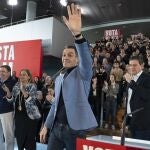 El ministro de Agricultura, Pesca y Alimentación, Luis Planas (i), el secretario general del PSOE y presidente del Gobierno, Pedro Sánchez (2d), y el candidato del PSdeG para la Presidencia de la Xunta, José Ramón Gómez Besteiro (d), durante un mitin de campaña, a 10 de febrero de 2024, en Vigo, Pontevedra, Galicia (España).