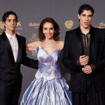 La actriz y cantante Ana Belén, junto a los directores de cine Javier Ambrossi y Javier Calvo, presentadores de la Gala, posan a su llegada a la ceremonia