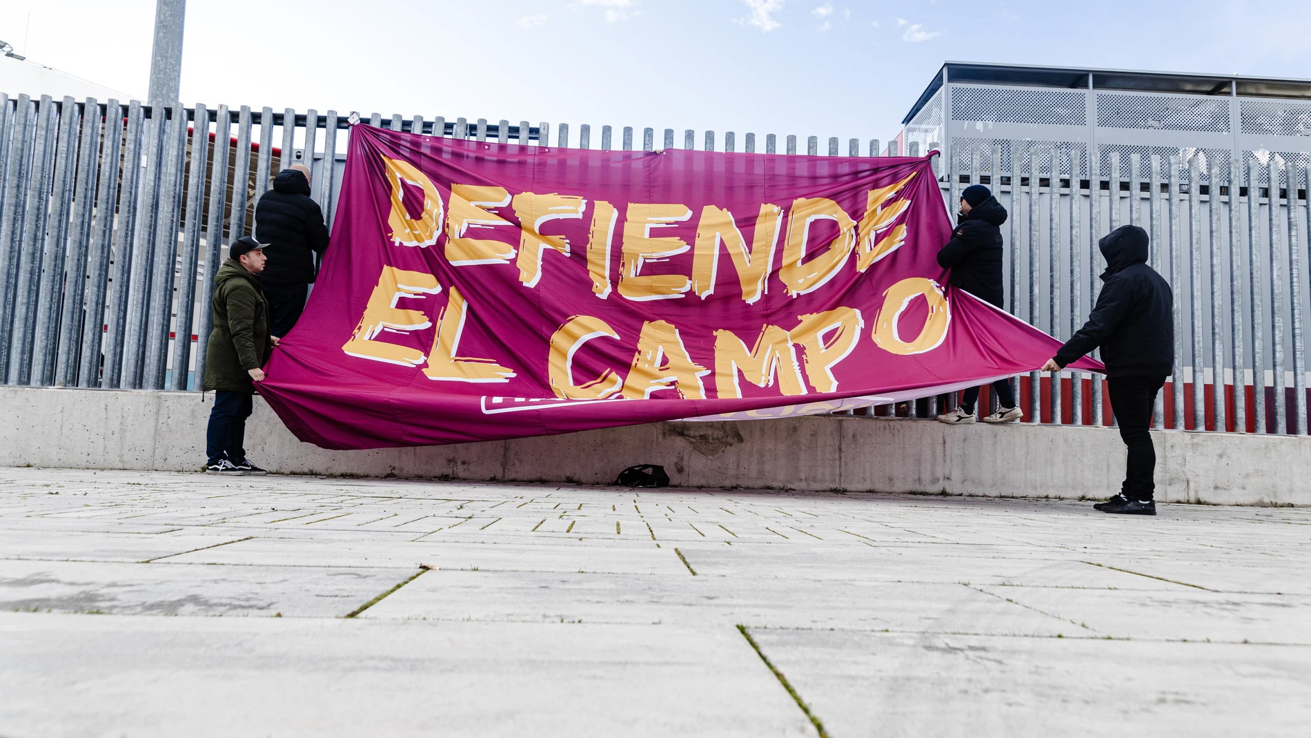 Decenas de agricultores se concentran junto al estadio Civitas Metropolitano durante la quinta jornada de protestas de los ganaderos y agricultores para pedir mejoras en el sector, a 10 de febrero de 2024, en Madrid (España). La Plataforma 6F ha convocado a los agricultores y ganaderos para entrar en Madrid con tractores, con el fin de llegar a la sede del PSOE en Ferraz. Hoy se cumple el quinto día de protestas, y agricultores y ganaderos han sacado sus tractores a las carreteras para pedir ...