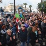 Numerosos vecinos se concentraron frente al Ayuntamiento de Barbate en señal de repulsa