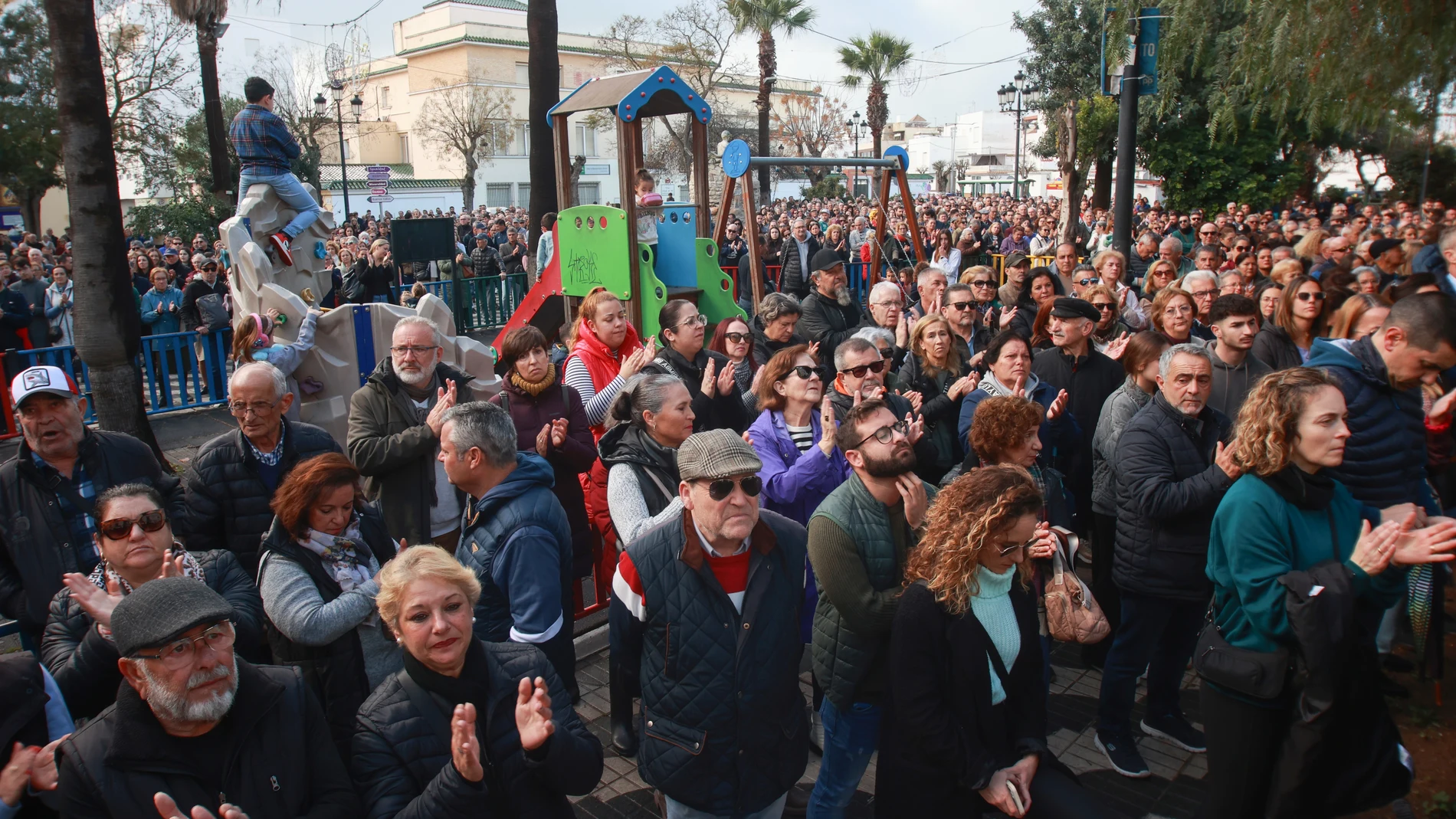 Numerosos vecinos se concentraron frente al Ayuntamiento de Barbate en señal de repulsa