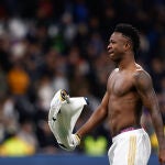 Vinicius, sin camiseta, después de su partidazo ante el Girona