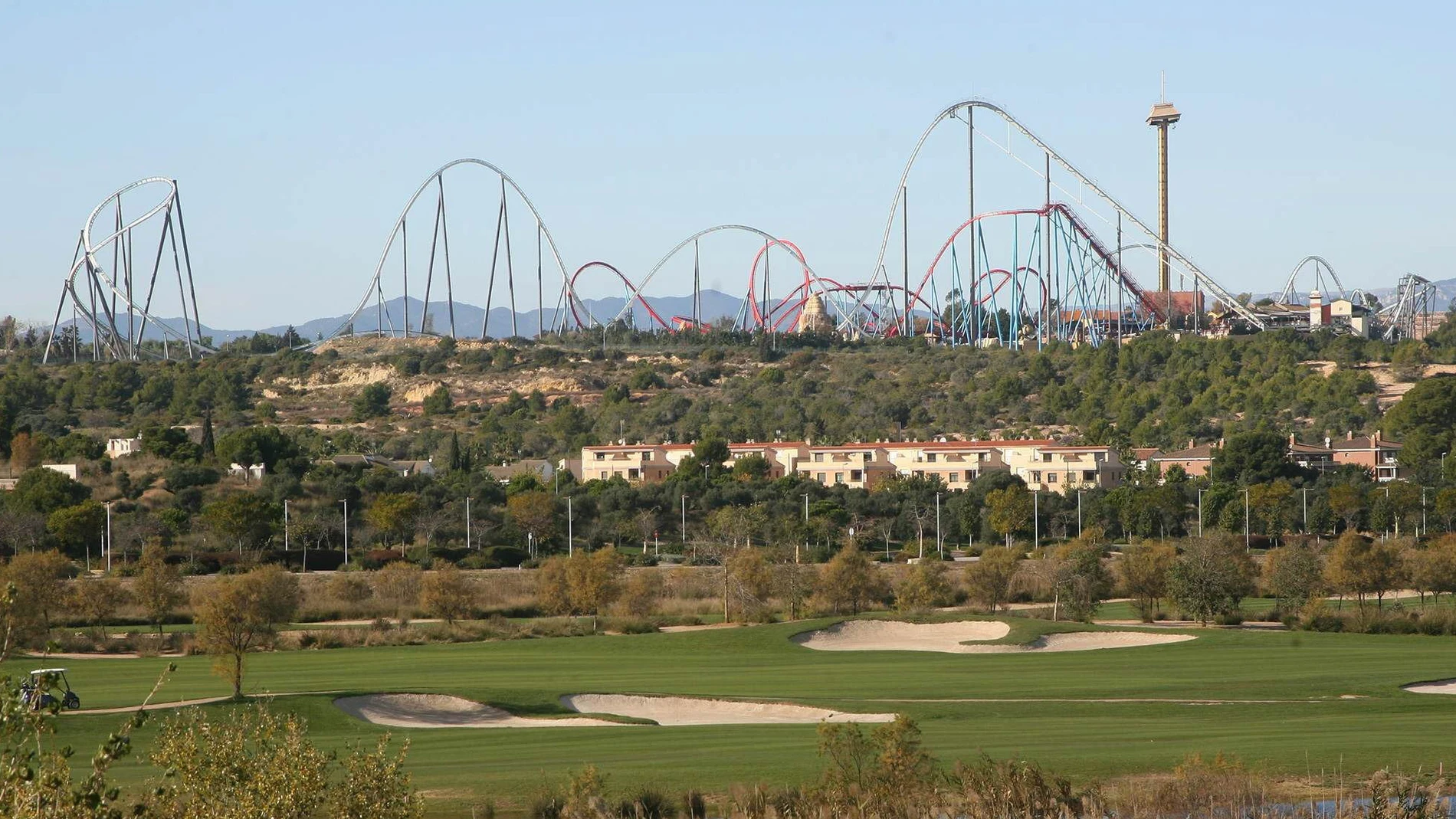Imagen de PortAventura visto desde los humedales de La Pineda de Vila-seca.