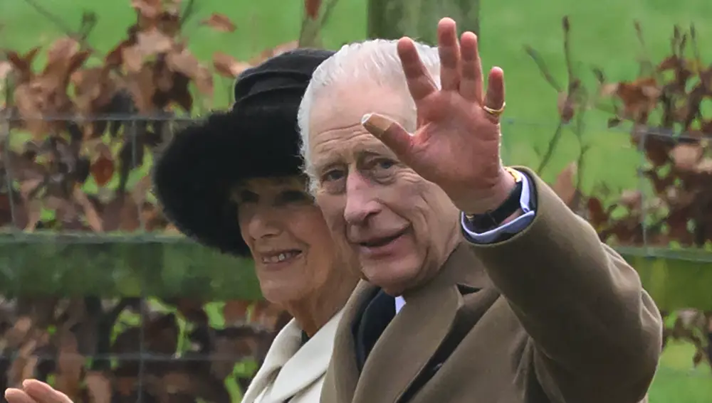 El rey Carlos III en el servicio religioso de la iglesia Santa María Magdalena en Sandringham