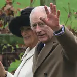 El rey Carlos III en el servicio religioso de la iglesia Santa María Magdalena en Sandringham