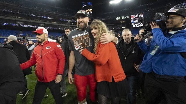 Taylor Swift con su novio, Travis Kelce, de los Kansas City Chiefs